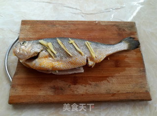 清蒸黄花鱼的做法步骤：2