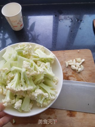 蛤蜊肉炒有机花菜的做法步骤：2