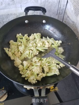 蛤蜊肉炒有机花菜的做法步骤：3