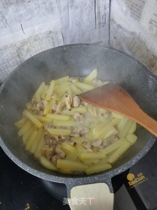 土豆条炒蛤蜊肉的做法步骤：4