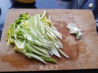 素炒芹菜丝的做法步骤：1