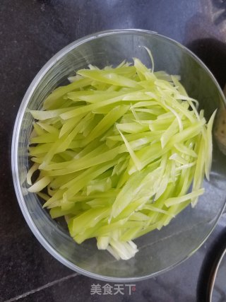 “懒人餐”素拌莴笋丝的做法步骤：1