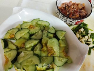 鸡肉丁炒黄瓜的做法步骤：1