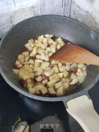 蛤蜊肉烩香菇土豆的做法步骤：4