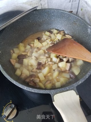 蛤蜊肉烩香菇土豆的做法步骤：5