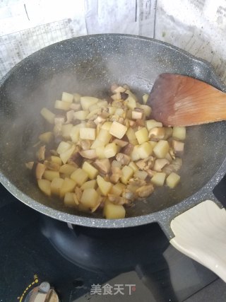 蛤蜊肉烩香菇土豆的做法步骤：6