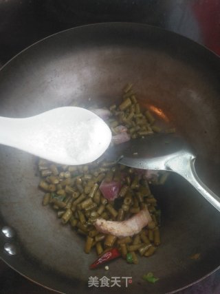 酸豆角五花肉炒粉条的做法步骤：6