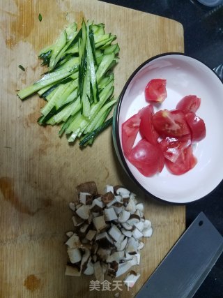 茄汁香菇拌卡通意面的做法步骤：1