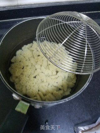 茄汁香菇拌卡通意面的做法步骤：2