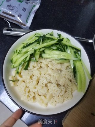 茄汁香菇拌卡通意面的做法步骤：5