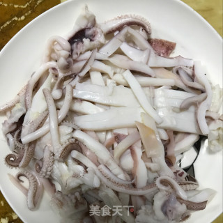 凉拌鱿鱼的做法步骤：2