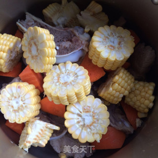 玉米萝卜大骨汤的做法步骤：3