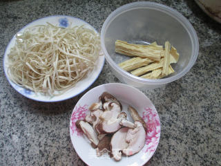 香菇腐竹汤面的做法步骤：1