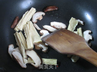 香菇腐竹汤面的做法步骤：2