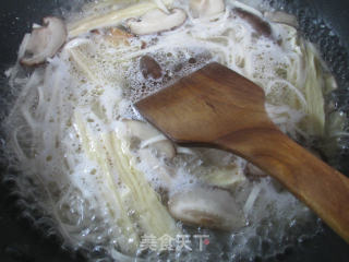香菇腐竹汤面的做法步骤：4