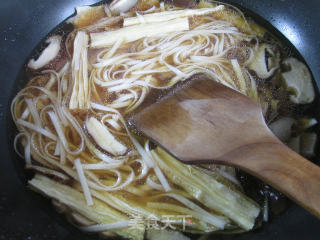 香菇腐竹汤面的做法步骤：7