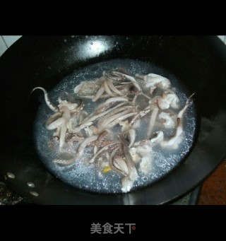 青椒鱿鱼须的做法步骤：3