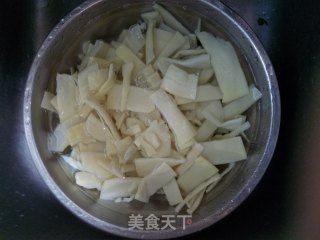 五花肉焖竹笋的做法步骤：1