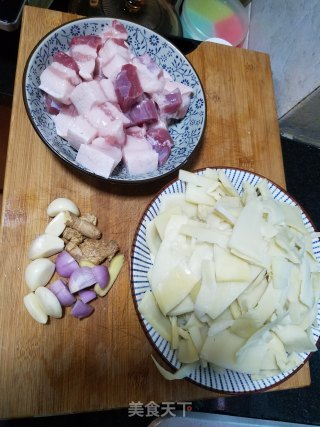 五花肉焖竹笋的做法步骤：2