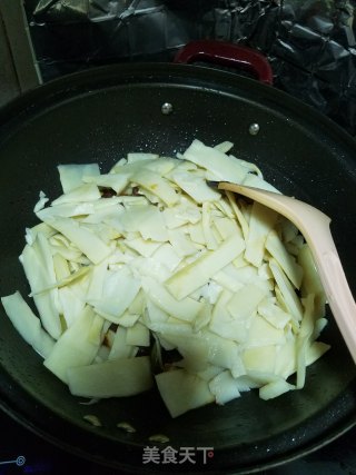 五花肉焖竹笋的做法步骤：6