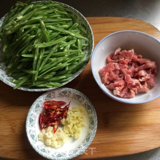 肉丝炒芸豆的做法步骤：1