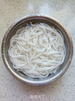 酱香炒米粉的做法步骤：1