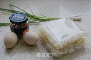 鸡蛋酱汁拌粉的做法步骤：1