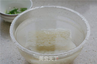 鸡蛋酱汁拌粉的做法步骤：2