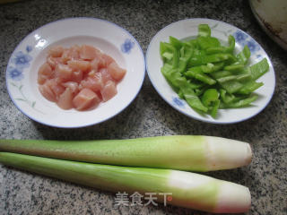 青椒茭白炒鸡胸肉的做法步骤：1