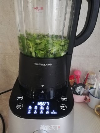 芹菜汁的做法步骤：2