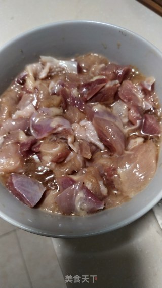 鸡腿肉炒窝笋的做法步骤：1