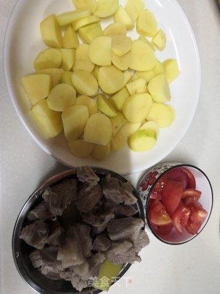 土豆炖牛腩的做法步骤：1