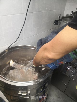 醇香牛肉骨汤的做法步骤：4