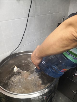 醇香牛肉骨汤的做法步骤：5