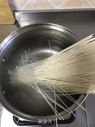 炸酱面的做法步骤：2