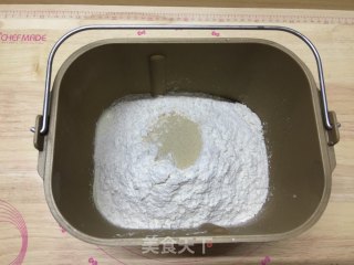 豆沙花朵面包的做法步骤：1