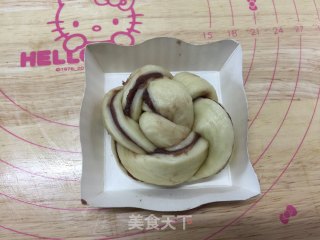 豆沙花朵面包的做法步骤：15