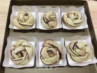 豆沙花朵面包的做法步骤：16