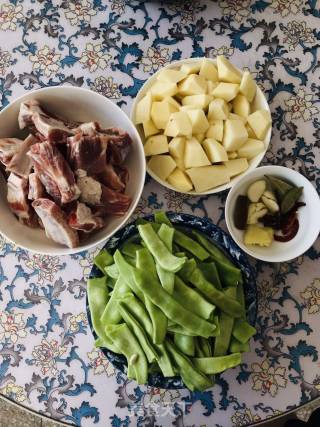 排骨豆角土豆的做法步骤：1