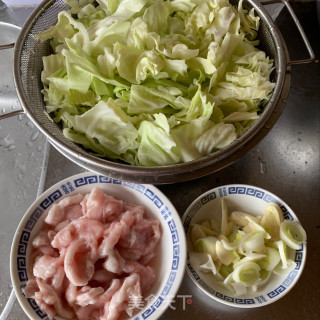 卷心菜焖肉的做法步骤：1