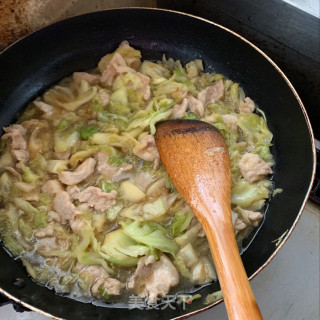 卷心菜焖肉的做法步骤：4