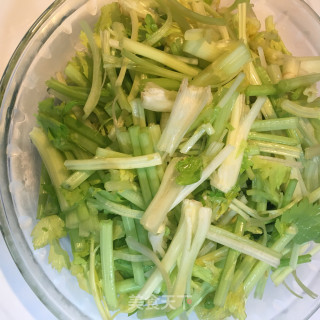 香芹炒豆干的做法步骤：1