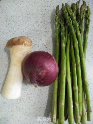 元葱杏鲍菇炒芦笋的做法步骤：1