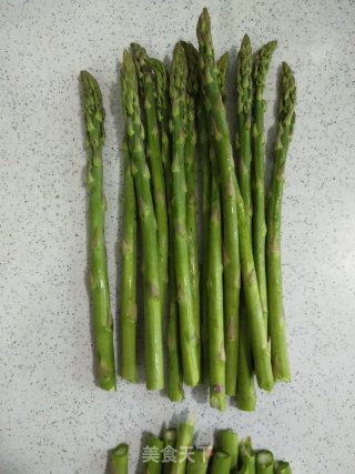 元葱杏鲍菇炒芦笋的做法步骤：2