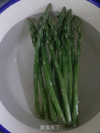 元葱杏鲍菇炒芦笋的做法步骤：3