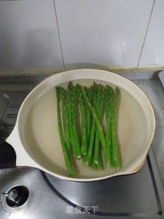 元葱杏鲍菇炒芦笋的做法步骤：4