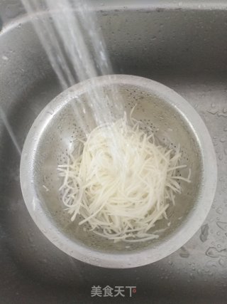 清炒土豆火腿丝的做法步骤：1