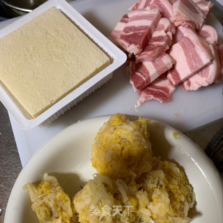 酸菜冻豆腐炖五花肉的做法步骤：1