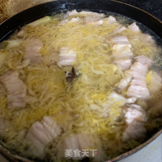 酸菜冻豆腐炖五花肉的做法步骤：4