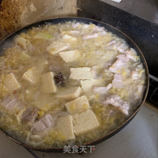 酸菜冻豆腐炖五花肉的做法步骤：5